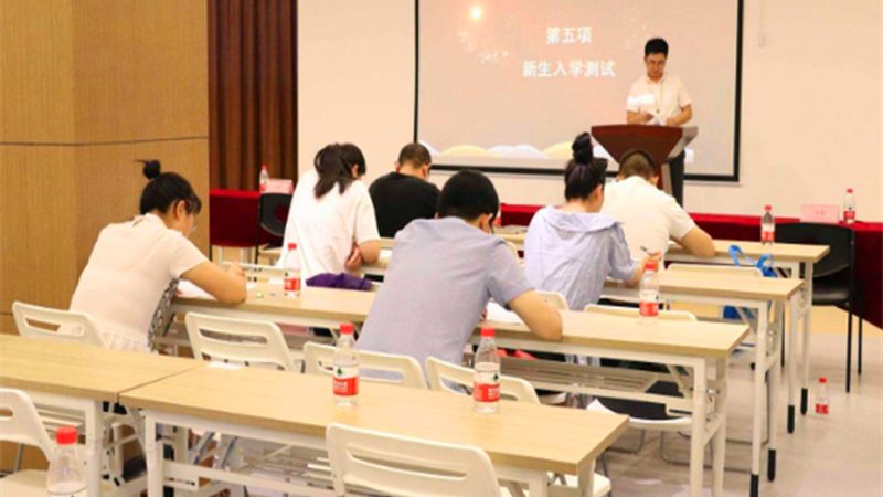 成人教育的收费标准存在较大差异，主要体现在以下几个方面：