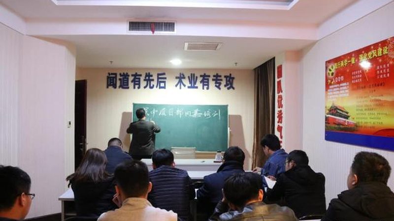 公司内训与户外拓展：两种培训方式的差异解析**