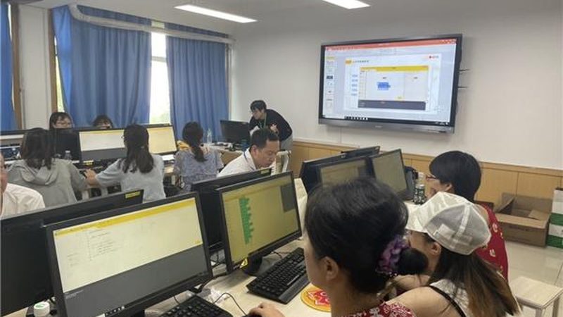 叉车安全操作规范：厂家培训的重要性与实施要点